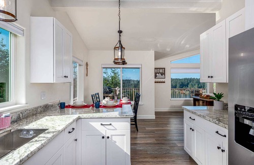 Florence House | Beautiful Lake Retreat with amazing Views! Walk to Siltcoos Lake, Relaxing Deck w/BBQ, pet friendly
