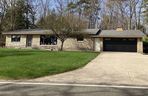 Forest Beach House | Beautiful Lake Views with Beach Access on the Entrance to the Tunnel of Trees