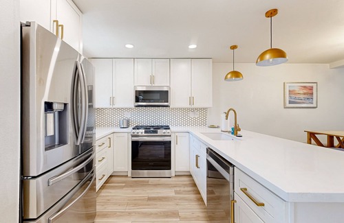Lake Arrowhead Condo | Beautiful lake-view condo w/shared pool and hot tub walk to restaurants & shops