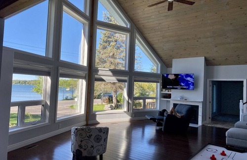 Oro-Medonte House | Beautiful lake view cottage ,Shallow Beach, Backyard privacy.Mid-Term