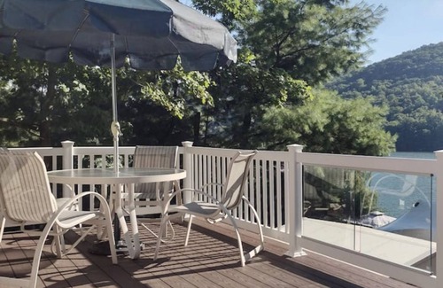 New Fairfield House | Beautiful Lakefront Retreat with Private Dockn
