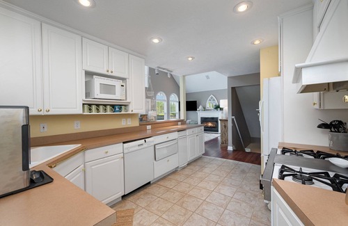 Williamstown House | Beautiful Lakefront Home, Private Dock, Sleeps 16, 12 minutes to Ark Encounter