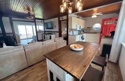 Leamington Cottage | Beautiful Lakefront Cottage near Point Pelee with Hot Tub and Bunkie