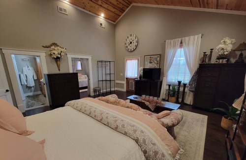 Kingston Other | Beautiful LAKEFRONT - Prime Location - Kingston Relaxation Retreat Has it All <3