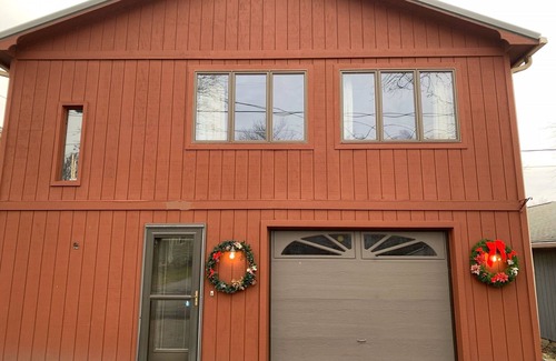Lakeview House | Beautiful Lakefront 3-bedroom 3 full bath home + large play yard; Sleeps 8!
