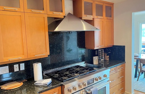 East Lake Hills House | Beautiful Lakeview house, centrally located