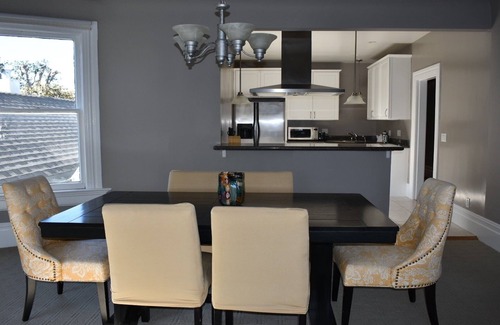 Lake Street Apartment | Beautiful large 2 Bedroom Flat Centrally Located In A Great Neighborhood.