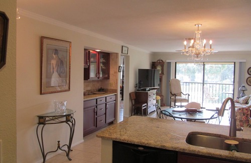 Venice Condo | Beautiful, Large Condo! Three swimming pools and Venice Beach is 6 minuets away.