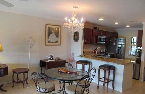 Venice Condo | Beautiful, Large Condo! Three swimming pools and Venice Beach is 6 minuets away.