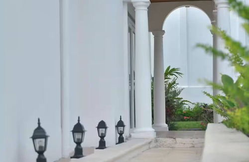 Ciudad Cariari House | Beautiful large palace with huge private pool less than 10min from the airport
