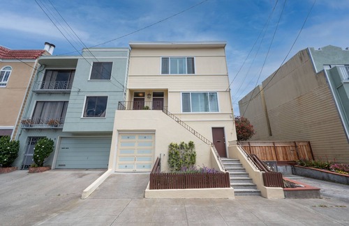 Outer Richmond Apartment | Beautiful Light Filled Spacious 1 Bedroom with Private Deck