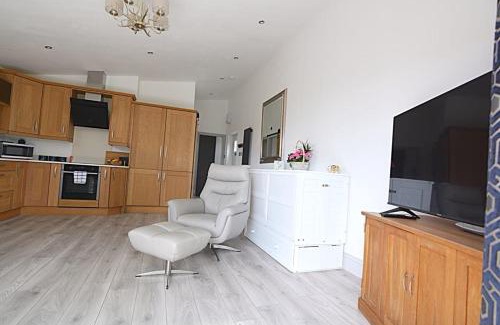 Newmarket Apartment | Beautiful Lodge in Newmarket with parking