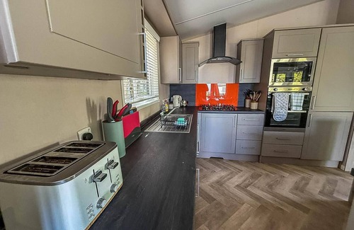 Corton House | Beautiful lodge with decking at Azure Seas in Suffolk, sleeps 6 ref 32217OG