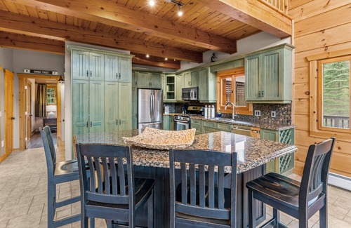 Ellicottville Ski Chalet | Beautiful Log Cabin! Hot-Tub, Bonfire & Private Yet 4 Mins to Downtown!