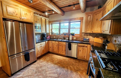 Crested Butte South House | Beautiful log cabin home on the east river! Private hot tub and fishing access!