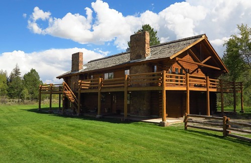 John Dodge House | Beautiful log cabin on 4 acres of private wilderness with stunning mountain view