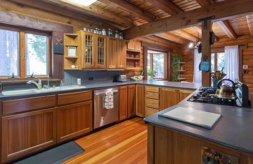 Albion House | Beautiful Log Cabin on 5 Acres with Gardens, Hot Tub, & Sauna