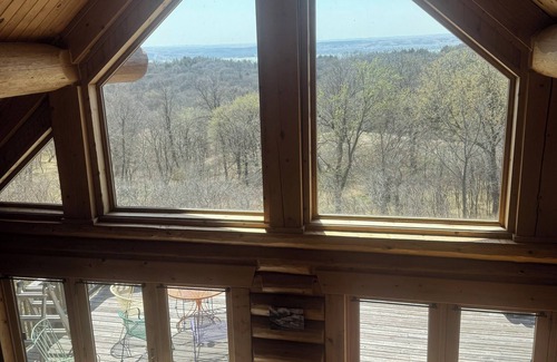 Yankton Cabin | Beautiful log cabin, only 1.7 miles from lake dock by Lewis & Clark, Yankton SD