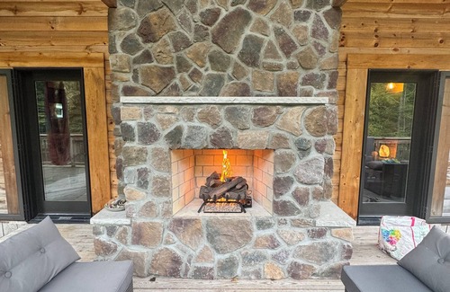 Maysel Cabin | Beautiful Log cabin, River side, dual fire places, breathtaking views, WiFi