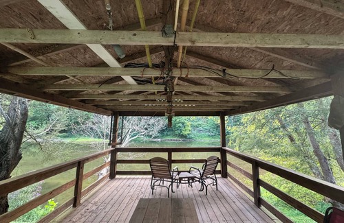 Maysel Cabin | Beautiful Log cabin, River side, dual fire places, breathtaking views, WiFi