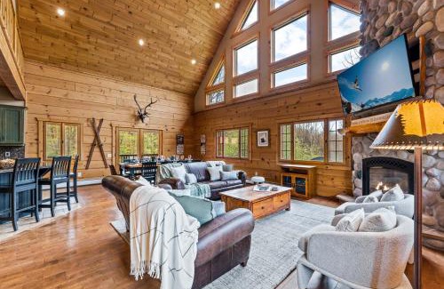 Ellicottville Ski Chalet | Beautiful Log Cabin! Hot-Tub, Bonfire & Private Yet 4 Mins to Downtown!
