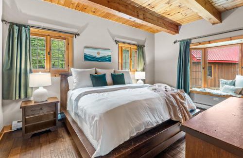 Ellicottville Ski Chalet | Beautiful Log Cabin! Hot-Tub, Bonfire & Private Yet 4 Mins to Downtown!