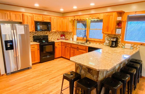 Piney Creek Cabin | Beautiful Log Cabin with Private Pond & Dock Only 2 Weekend’s Left in Oct & Nov