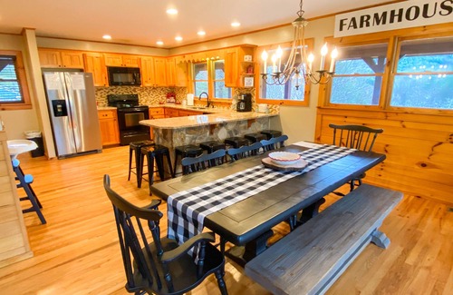 Piney Creek Cabin | Beautiful Log Cabin with Private Pond & Dock Only 2 Weekend’s Left in Oct & Nov