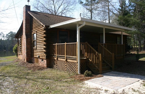 Leesville House | Beautiful Log Cabin with Private Dock and Boat Ramp