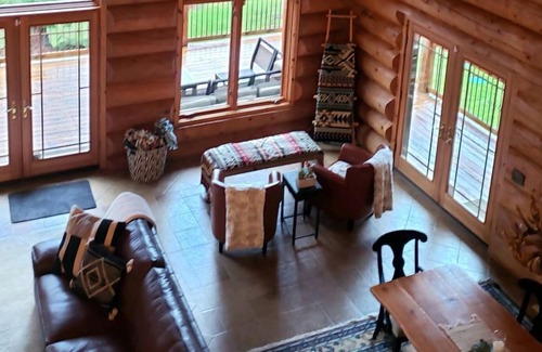 Riverbend House | Beautiful log home close to, nature, hikes, skiing, fishing, shops.