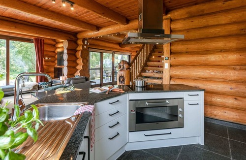 Velzeke-Ruddershove House | Beautiful log home with stunning views