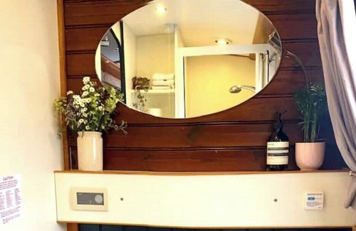 Hanwell Boat Rental | Beautiful London narrowboat moored in private garden