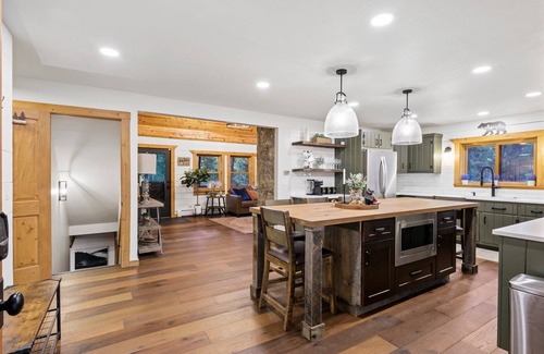 Evergreen Cabin | Beautiful, luxurious Evergreen cabin nestled in the mountains w/great views!