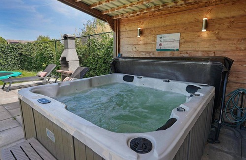 Ouddorp House | Beautiful luxury design vacation homes, only two minutes from the beach with jacuzzi, trampoline and porch (dogs allowed).