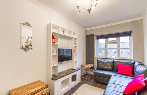Noel Park Apartment | Beautiful Luxury London Flat - 3 minutes from Piccadilly line - sleeps 12