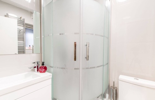 Noel Park Apartment | Beautiful Luxury London Flat - 3 minutes from Piccadilly line - sleeps 12