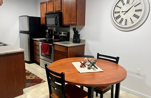 Mount Pleasant Apartment | Beautiful Main Level 2 Bedroom 2 Bathroom Close to CMU Campus