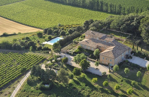 Rustrel House | Beautiful manor with swimming pool in front of the Provençal Colorado