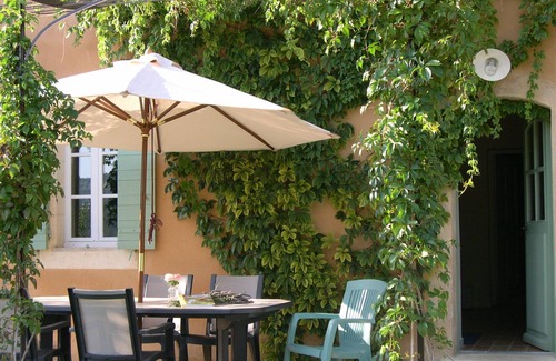 Rustrel House | Beautiful manor with swimming pool in front of the Provençal Colorado
