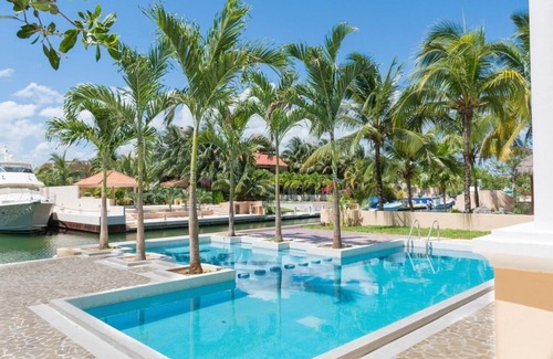 Puerto Aventuras House | Beautiful mansion in Puerto Aventuras with pool
