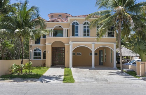 Puerto Aventuras House | Beautiful mansion in Puerto Aventuras with pool
