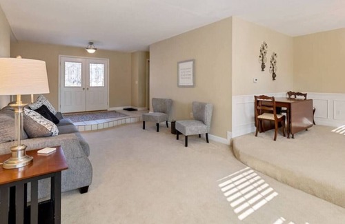 Middletown House | Beautiful Middletown Manor: Cozy 4 Bed / 3 Bath