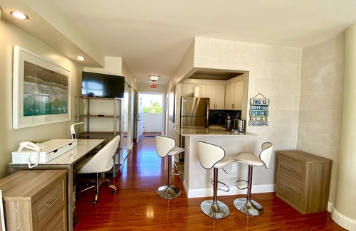North Bay Village Apartment | Beautiful modern Waterfront apartment with pool and free parking 5min from beach
