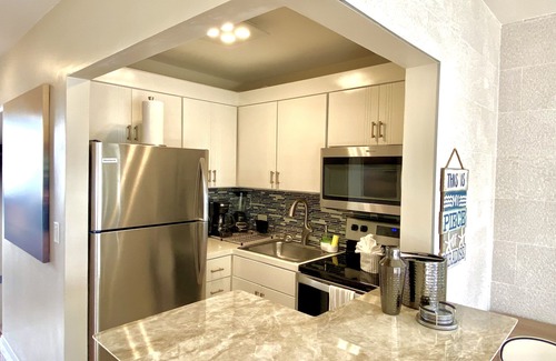 North Bay Village Apartment | Beautiful modern Waterfront apartment with pool and free parking 5min from beach
