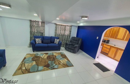 Black Rock House | Beautiful Modern 2BR Condo With Full Amenities