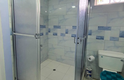 Black Rock House | Beautiful Modern 2BR Condo With Full Amenities