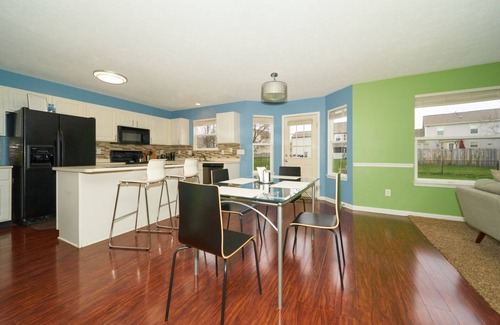 Indianapolis House | Beautiful modern home just 20 mins from downtown Indy & 25 mins from Grant Park
