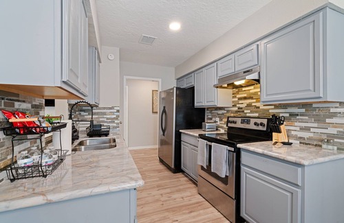 Katy House | Beautiful Modern Rustic 3BR Near I-10 , Typhoon TX Water Park & Memorial Herman