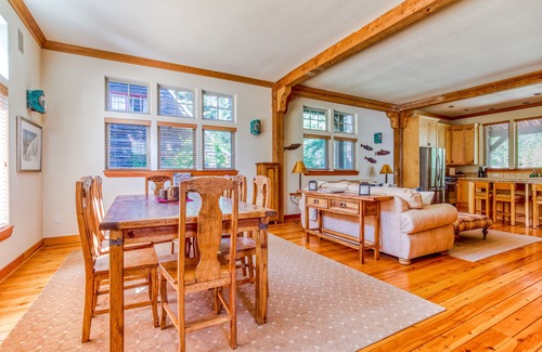 Government Camp House | Beautiful mountain retreat with 2 suites & bunkroom, walk to dining & amenities