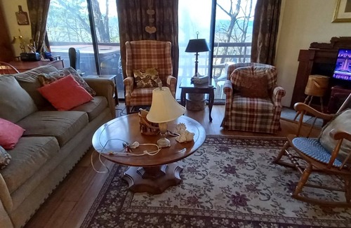 Mount Jackson Ski Chalet | Beautiful Mountain Chalet with views, ski, golf, lake and pro Mt. bike trails.